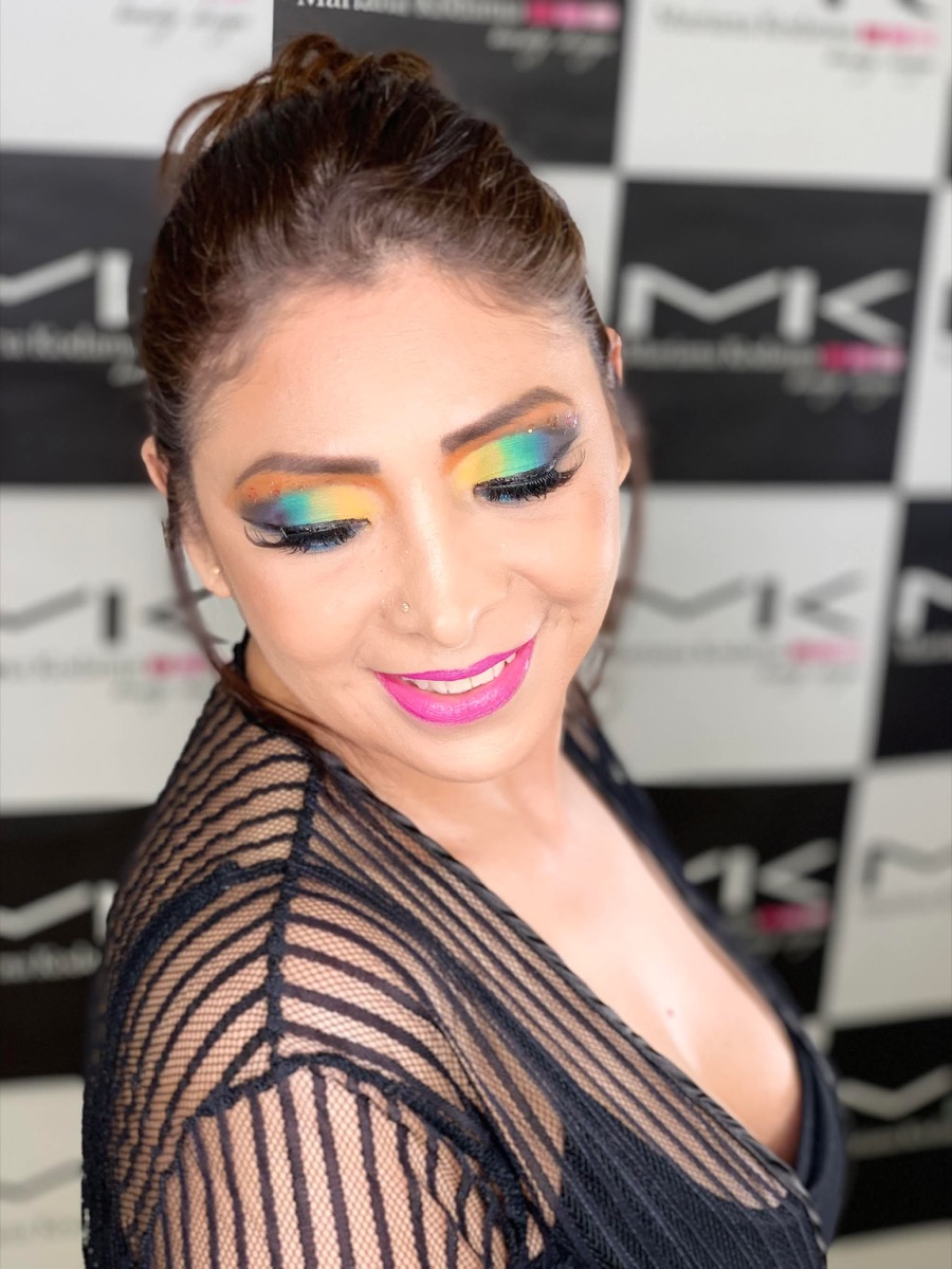Maquillaje de ojos en degradado de colores, visto de perfil