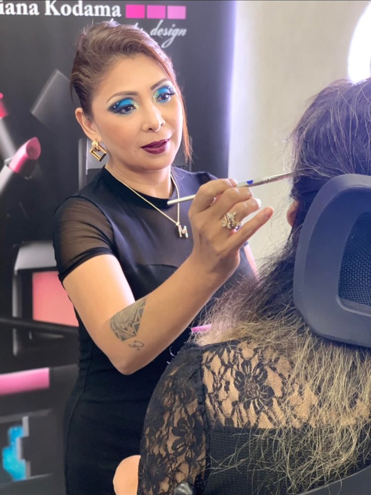 Mary maquillando a una clienta con un pincel
