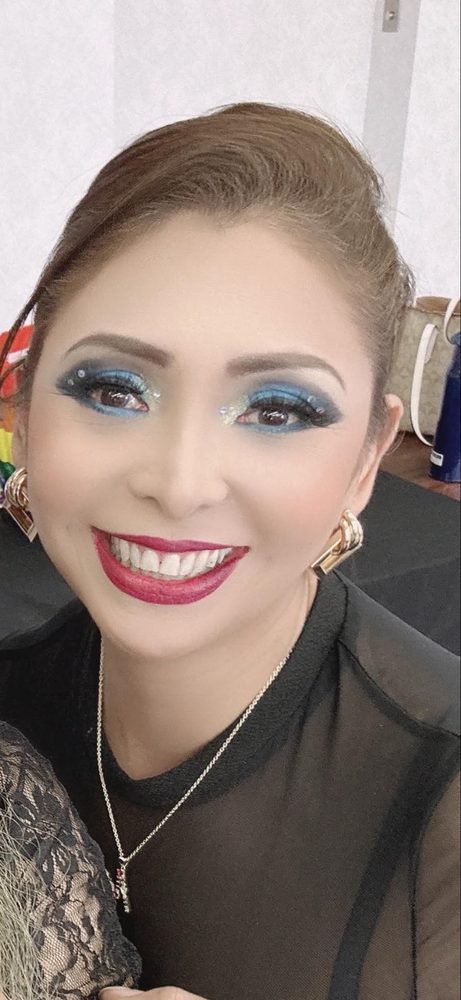 Maquillaje de noche con sombra plateada y labios rosados