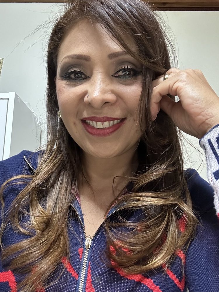 Maquillaje cálido con labios en tono vino