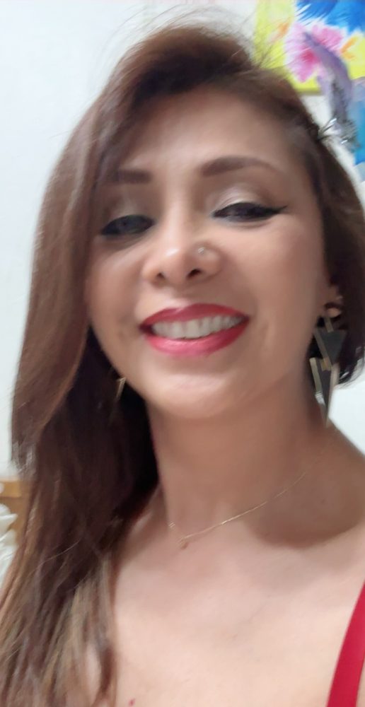 Maquillaje suave con labios en tono coral