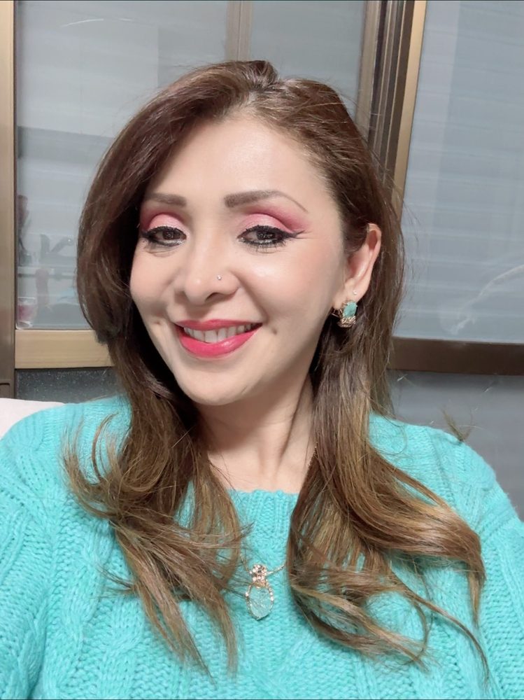 Maquillaje fresco con labios en rosa