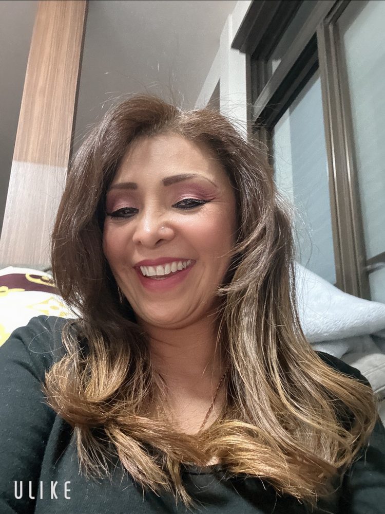 Ondas en el cabello y maquillaje natural